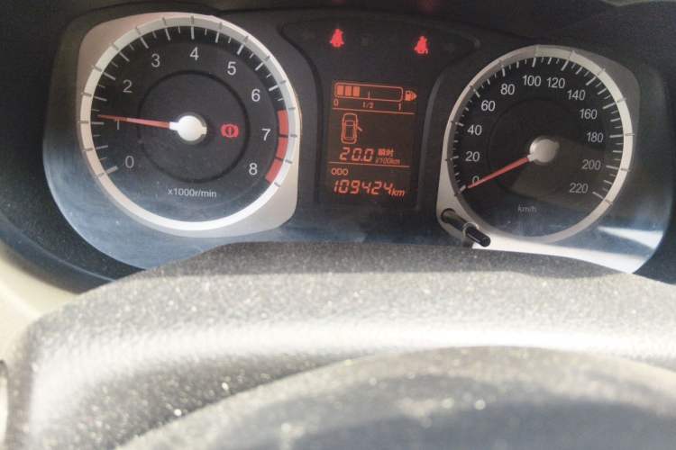 Used Venucia R50 2013 1.6L Manual Fashion Edition Odometer Close Up