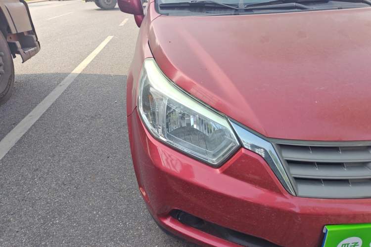 Used Venucia R50 2013 1.6L Automatic Fashion Edition Right Front Headlight