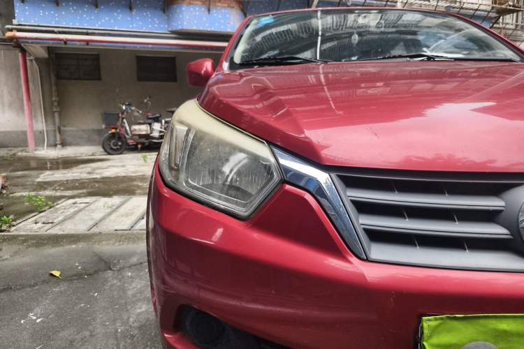 Used Venucia R50 2013 1.6L Automatic Fashion Edition Right Front Headlight