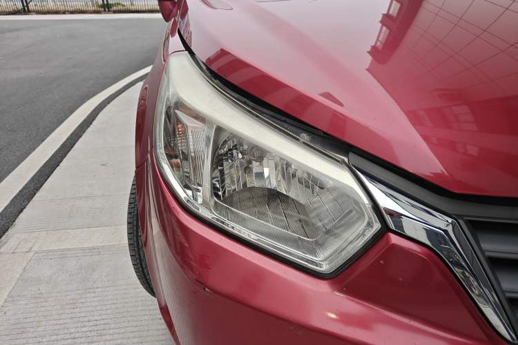 Used Venucia R50 2013 1.6L Manual Fashion Edition Right Front Headlight