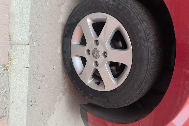 Used Venucia R50 2013 1.6L Automatic Luxury Edition Right Front Wheel Hub