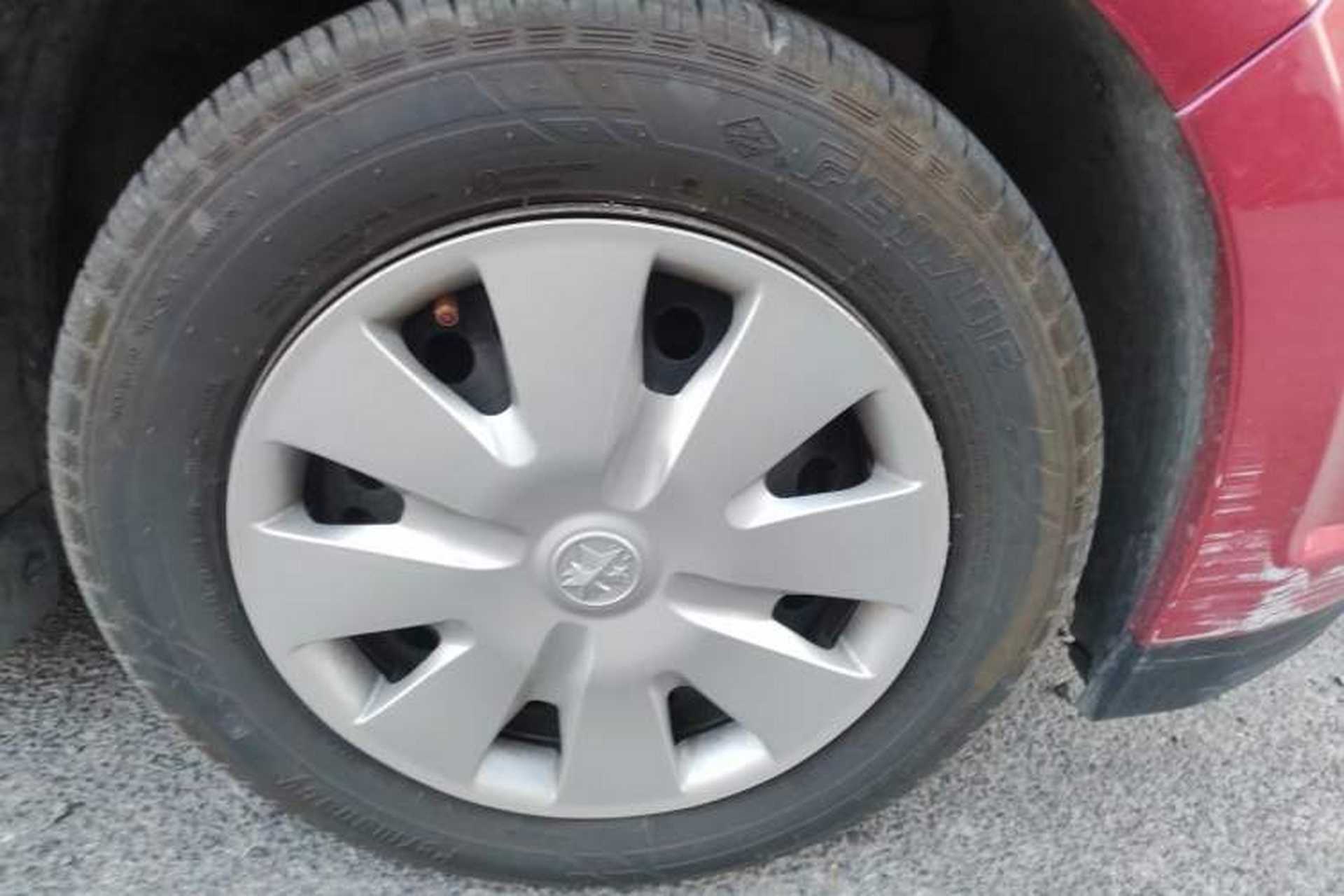 Used Venucia R50 2013 1.6L Automatic Fashion Edition Right Front Wheel Hub