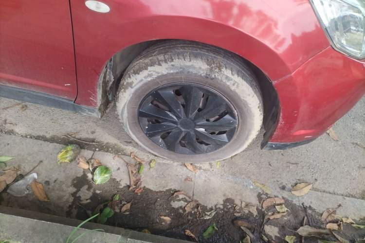 Used Venucia R50 2013 1.6L Automatic Fashion Edition Right Front Wheel Hub