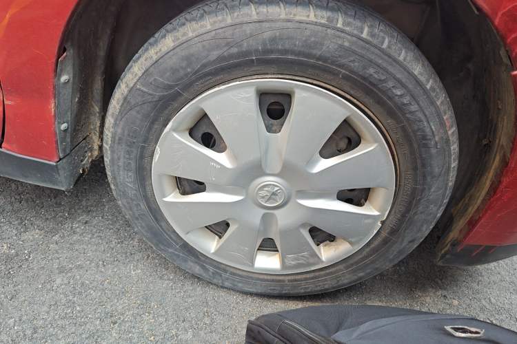 Used Venucia R50 2013 1.6L Manual Fashion Edition Right Front Wheel Hub