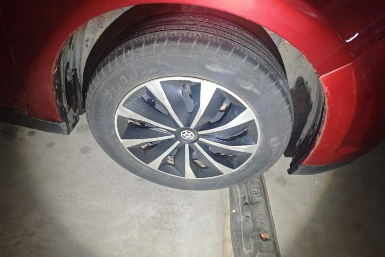 Used Venucia R50 2013 1.6L Automatic Fashion Edition Right Front Wheel Hub