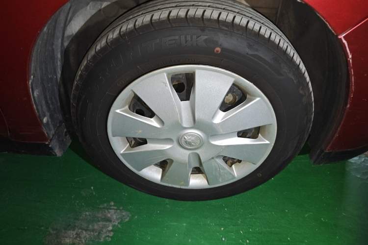 Used Venucia R50 2013 1.6L Automatic Fashion Edition Right Front Wheel Hub