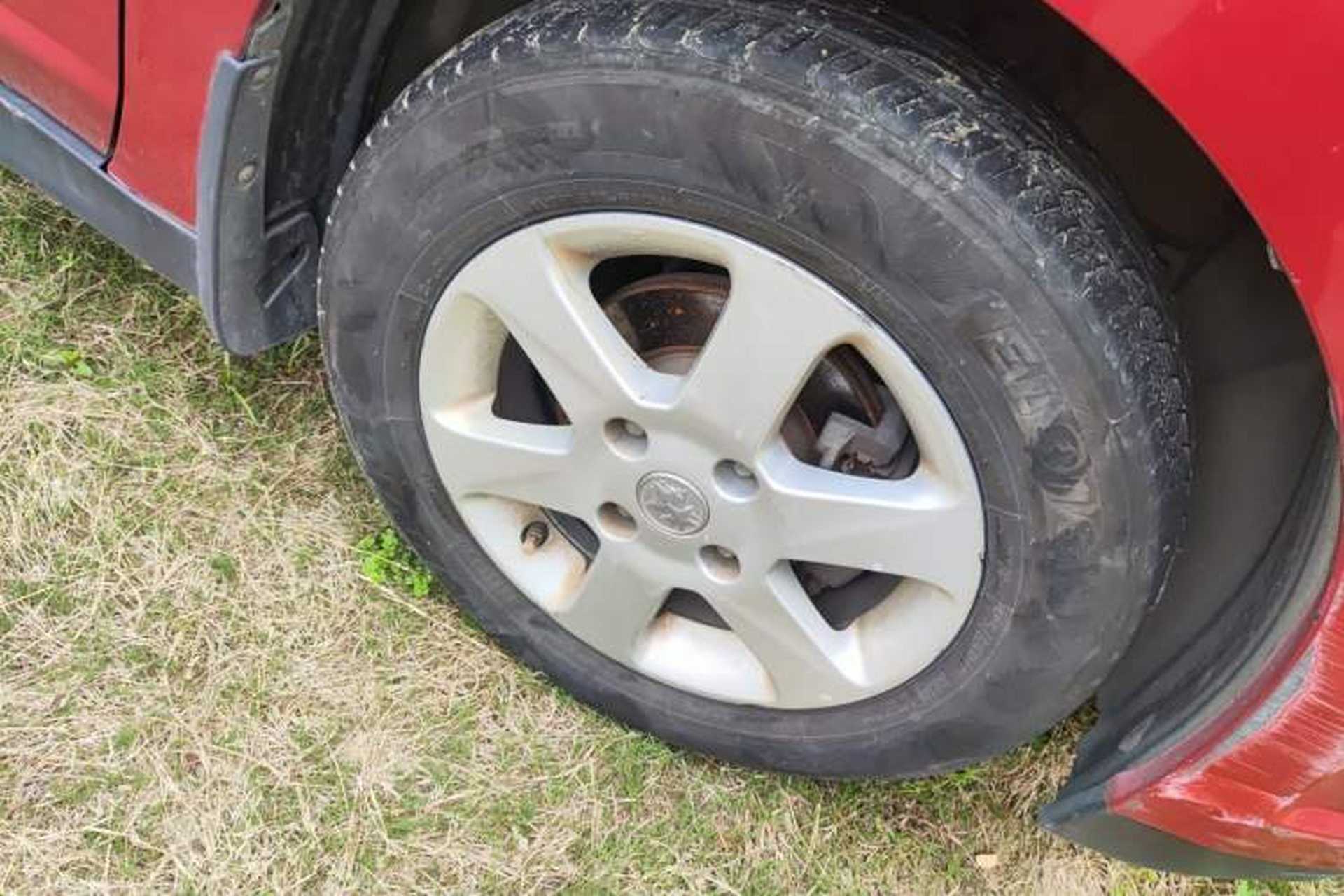 Used Venucia R50 2013 1.6L Automatic Luxury Edition Right Front Wheel Hub
