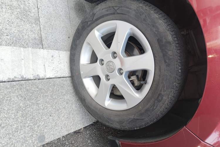 Used Venucia R50 2013 1.6L Automatic Luxury Edition Right Front Wheel Hub