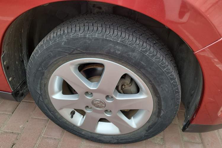 Used Venucia R50 2013 1.6L Manual Version with Beidou Navigation Right Front Wheel Hub