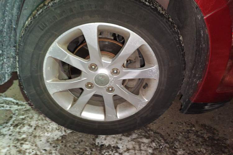 Used Venucia R50 2013 1.6L Automatic Fashion Edition Right Front Wheel Hub