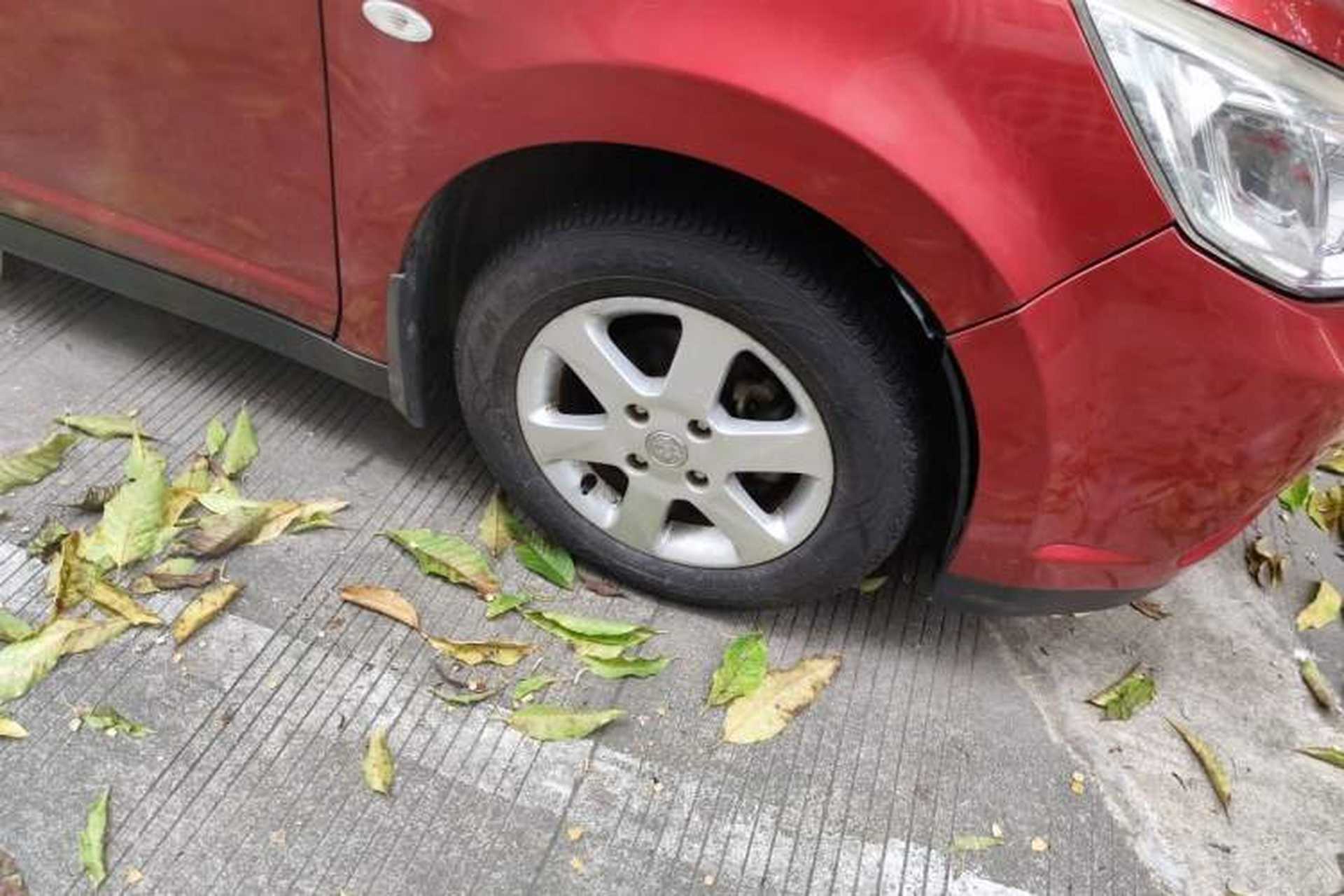 Used Venucia R50 2013 1.6L Automatic Luxury Edition Right Front Wheel Hub