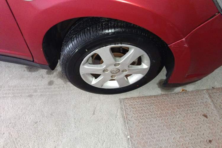 Used Venucia R50 2013 1.6L Automatic Luxury Edition Right Front Wheel Hub