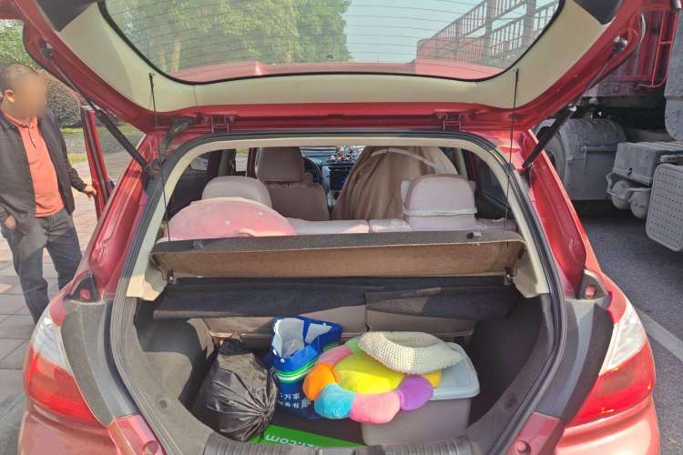 Used Venucia R50 2013 1.6L Automatic Fashion Edition Trunk