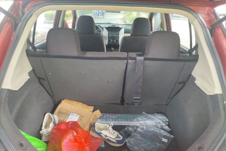 Used Venucia R50 2013 1.6L Automatic Fashion Edition Trunk