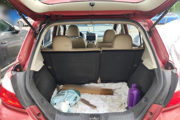 Used Venucia R50 2013 1.6L Manual Luxury Edition Trunk