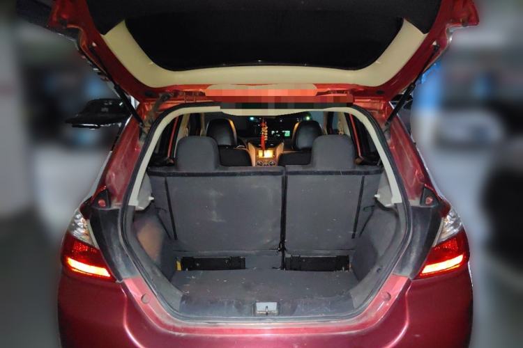 Used Venucia R50 2013 1.6L Automatic Fashion Edition Trunk