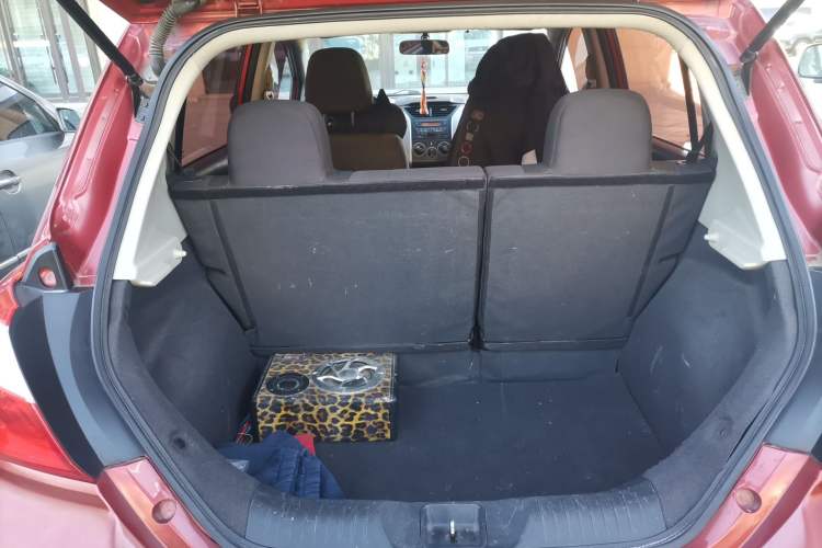 Used Venucia R50 2013 1.6L Automatic Fashion Edition Trunk