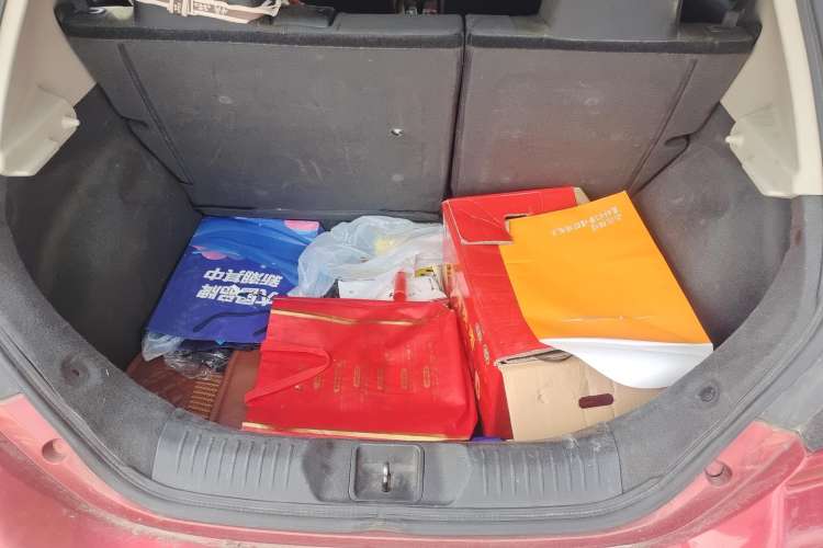 Used Venucia R50 2013 1.6L Automatic Fashion Edition Trunk