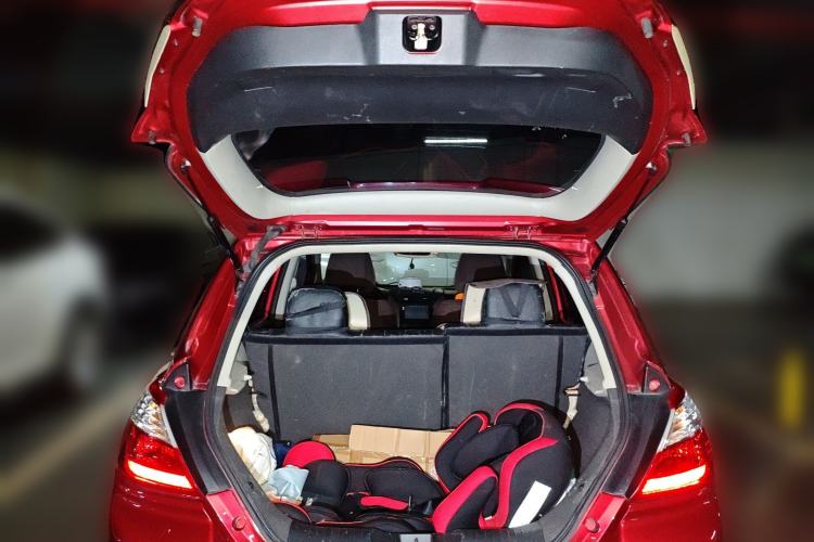 Used Venucia R50 2013 1.6L Automatic Fashion Edition Trunk