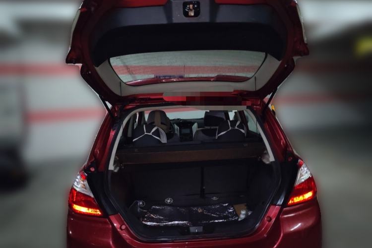 Used Venucia R50 2013 1.6L Manual Fashion Edition Trunk