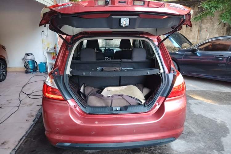 Used Venucia R50 2013 1.6L Automatic Fashion Edition Trunk