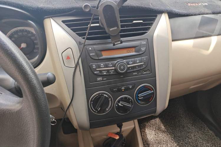 Used Venucia R50 2013 1.6L Automatic Fashion Edition Audio And AC Panel