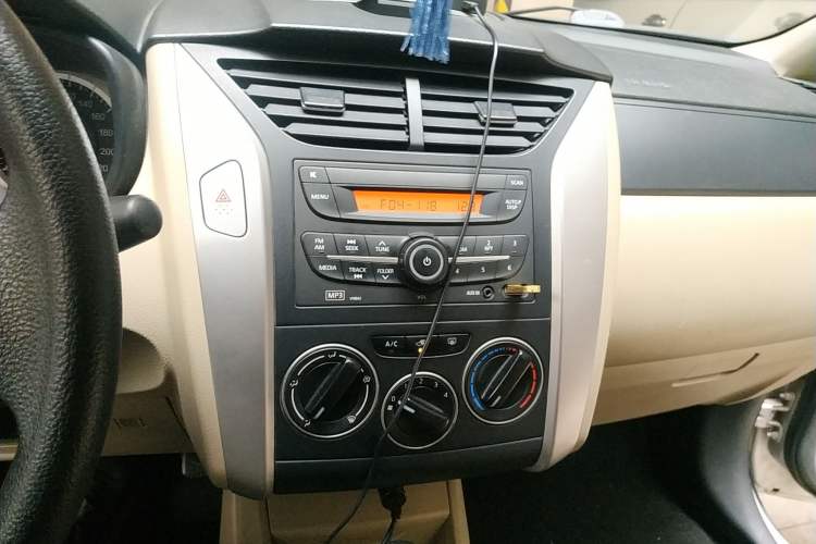 Used Venucia R50 2013 1.6L Automatic Fashion Edition Audio And AC Panel