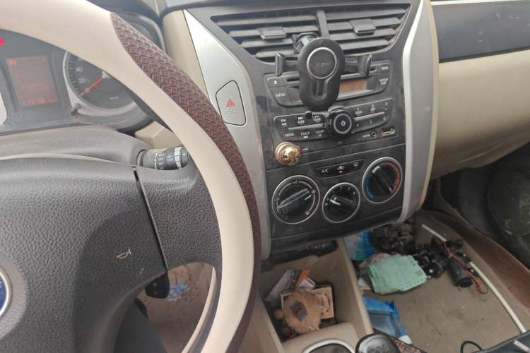 Used Venucia R50 2013 1.6L Manual Luxury Edition Audio And AC Panel