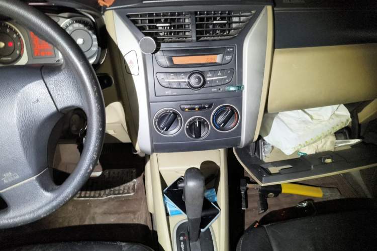 Used Venucia R50 2013 1.6L Automatic Fashion Edition Audio And AC Panel