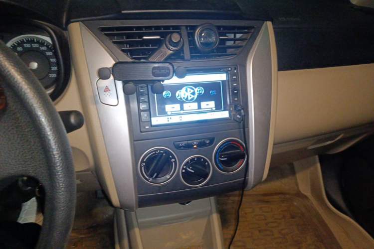Used Venucia R50 2013 1.6L Manual Fashion Edition Audio And AC Panel