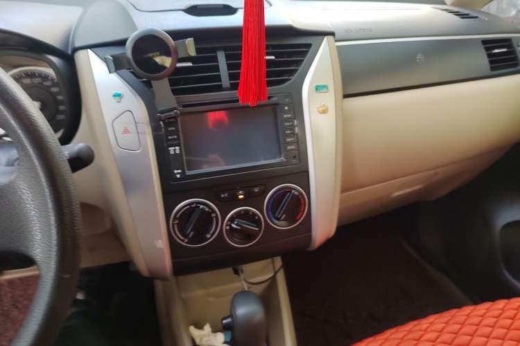 Used Venucia R50 2013 1.6L Automatic Luxury Edition Audio And AC Panel