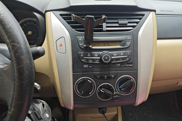 Used Venucia R50 2013 1.6L Manual Fashion Edition Audio And AC Panel