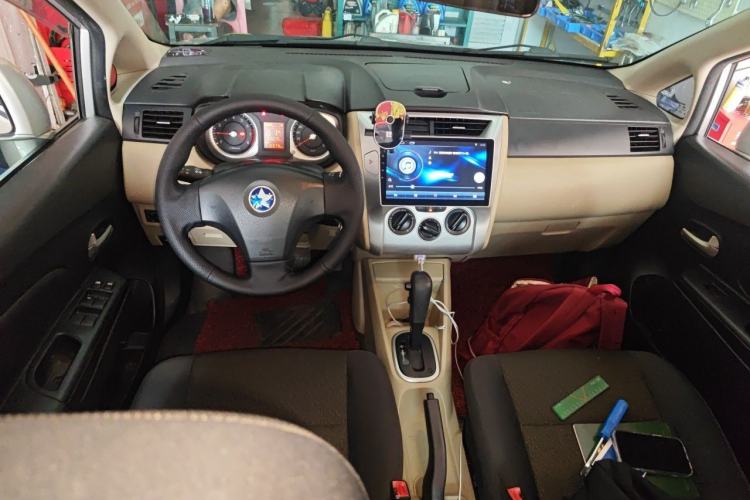 Used Venucia R50 2013 1.6L Automatic Fashion Edition Center Console