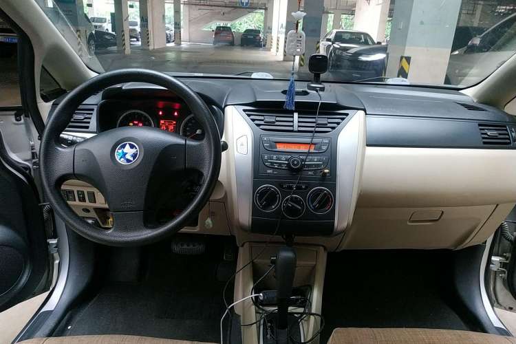 Used Venucia R50 2013 1.6L Automatic Fashion Edition Center Console