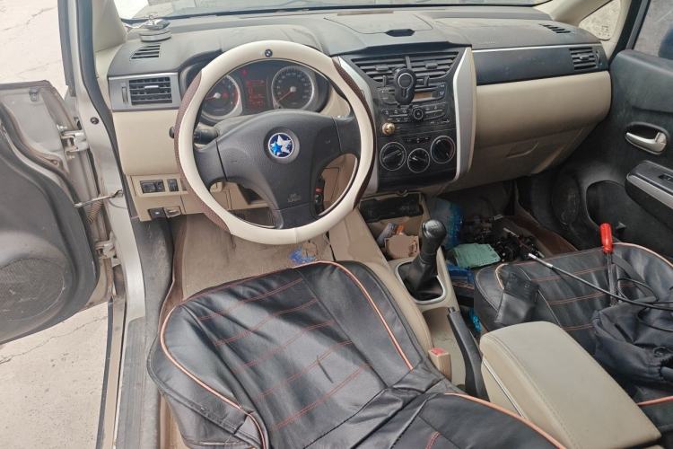 Used Venucia R50 2013 1.6L Manual Luxury Edition Center Console