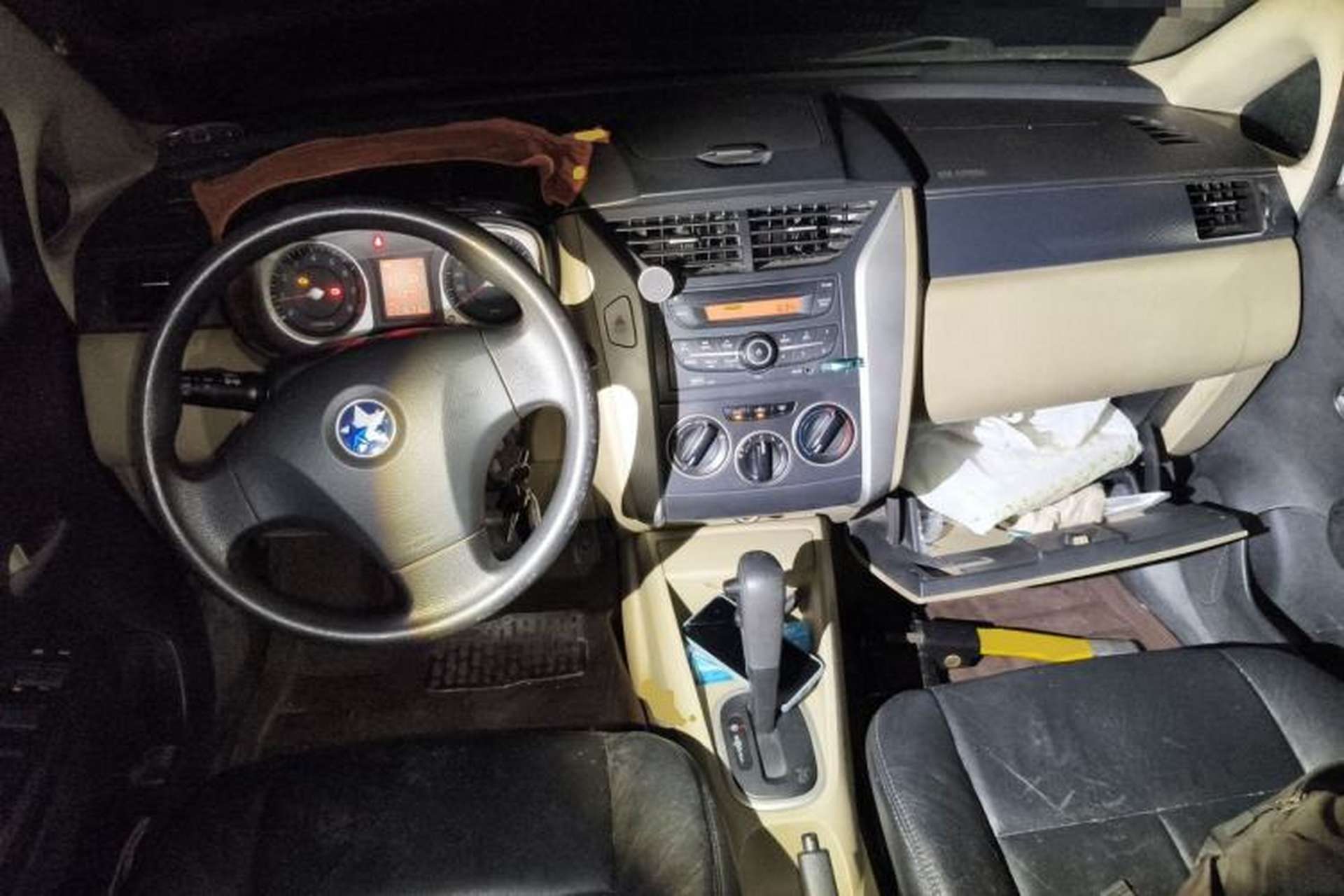 Used Venucia R50 2013 1.6L Automatic Fashion Edition Center Console