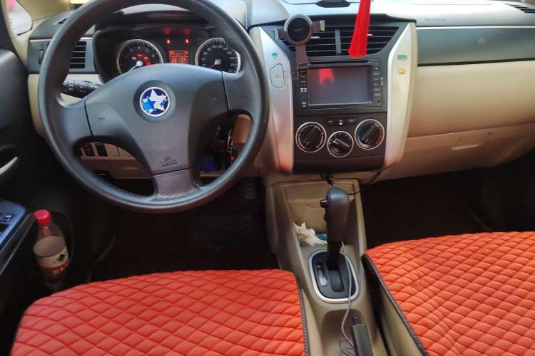 Used Venucia R50 2013 1.6L Automatic Luxury Edition Center Console