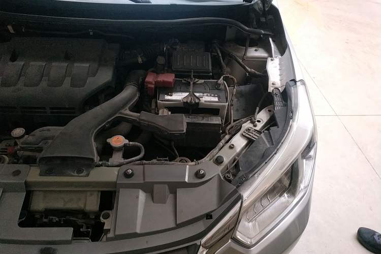 Used Venucia R50 2013 1.6L Automatic Fashion Edition Engine Bay Left