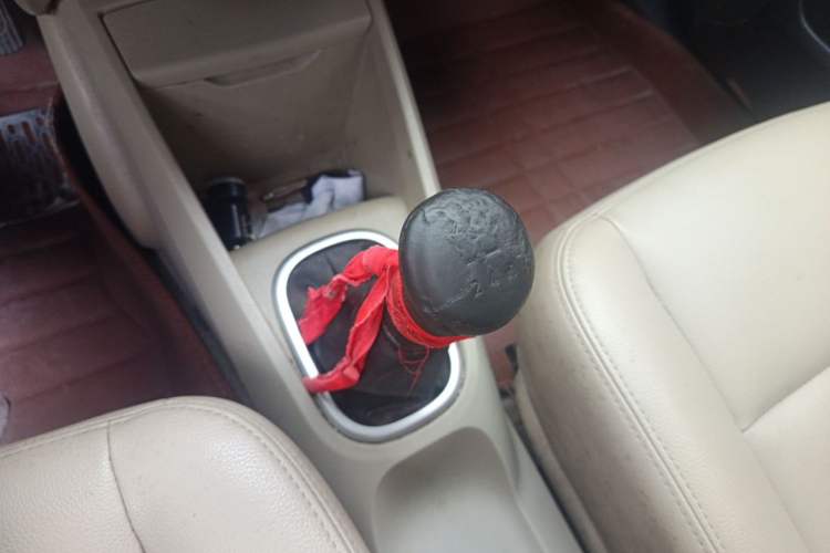 Used Venucia R50 2013 1.6L Manual Luxury Edition Gear Lever