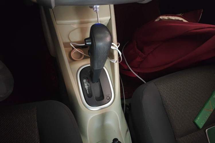 Used Venucia R50 2013 1.6L Automatic Fashion Edition Gear Lever