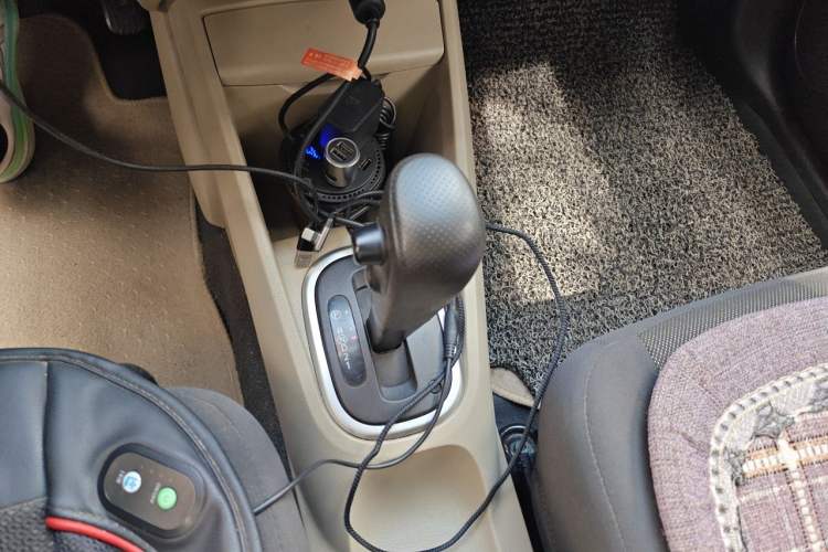 Used Venucia R50 2013 1.6L Automatic Fashion Edition Gear Lever