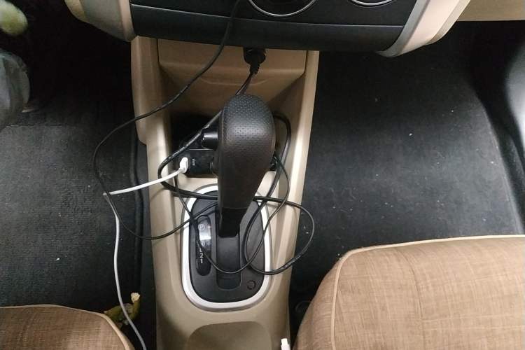 Used Venucia R50 2013 1.6L Automatic Fashion Edition Gear Lever