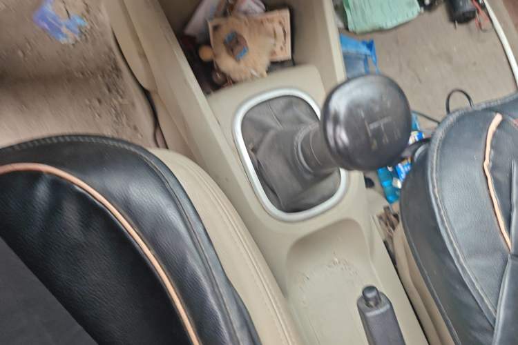 Used Venucia R50 2013 1.6L Manual Luxury Edition Gear Lever