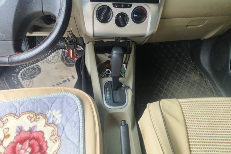 Used Venucia R50 2013 1.6L Automatic Fashion Edition Gear Lever