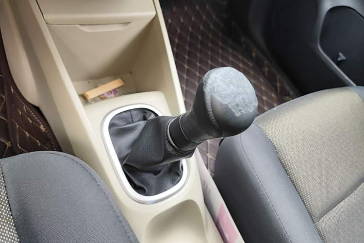 Used Venucia R50 2013 1.6L Manual Fashion Edition Gear Lever
