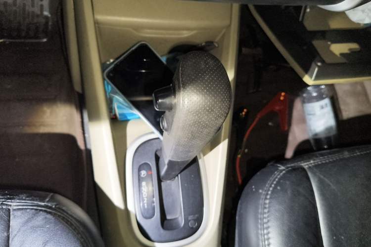 Used Venucia R50 2013 1.6L Automatic Fashion Edition Gear Lever