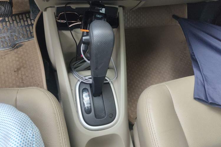 Used Venucia R50 2013 1.6L Automatic Luxury Edition Gear Lever