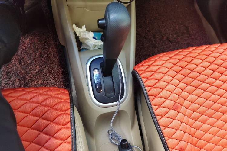 Used Venucia R50 2013 1.6L Automatic Luxury Edition Gear Lever
