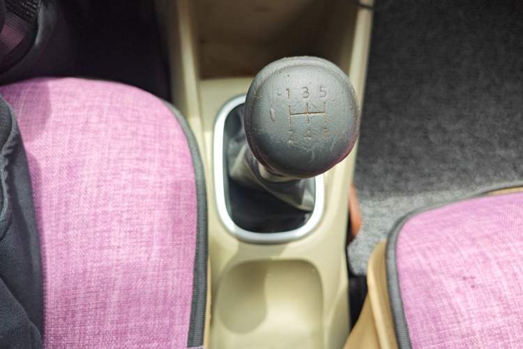 Used Venucia R50 2013 1.6L Manual Fashion Edition Gear Lever