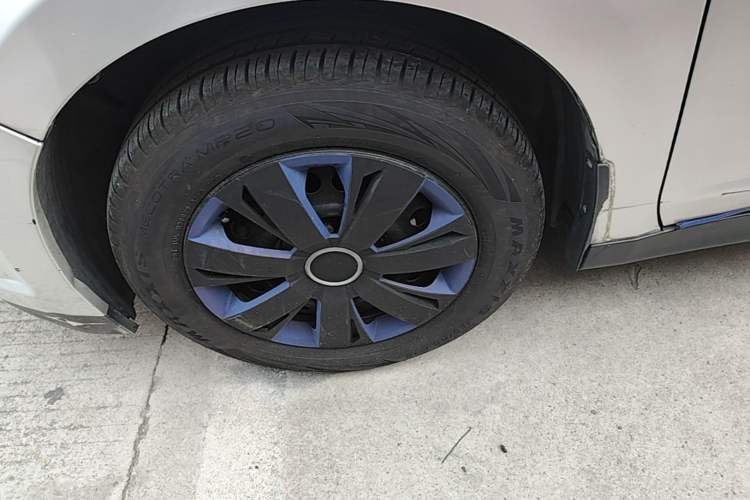 Used Venucia R50 2013 1.6L Manual Fashion Edition Left Front Wheel Hub